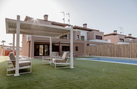 Chalet pareado en venta en calle Sierra Morena, 9