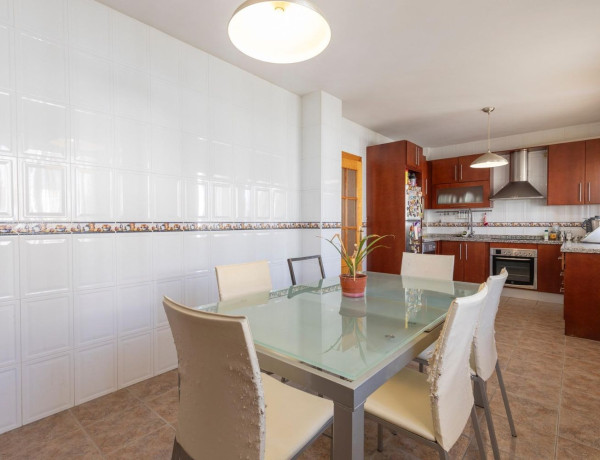 Chalet adosado en venta en Híjar