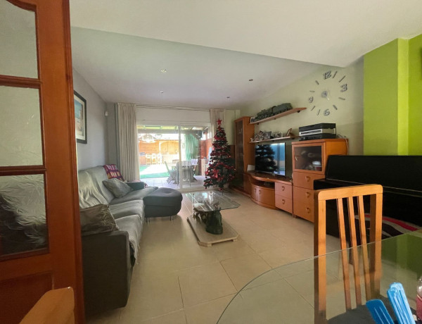 Chalet adosado en venta en Pau Vila