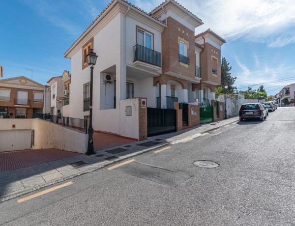 Chalet adosado en venta en calle Almendros