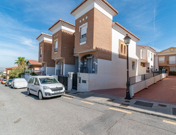 Chalet adosado en venta en calle Almendros