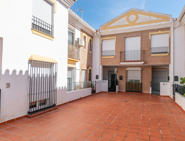 Chalet adosado en venta en calle Almendros