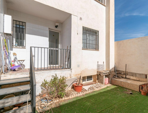 Chalet adosado en venta en calle Almendros