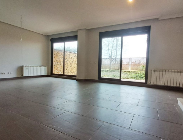 Chalet adosado en venta en calle Romero, 2