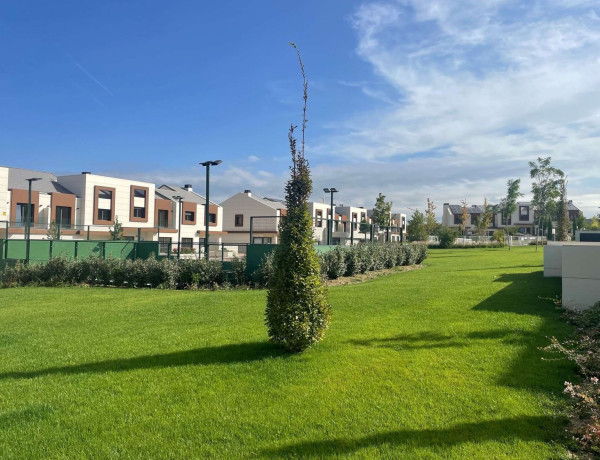 Chalet adosado en venta en avenida delta del ebro, 12