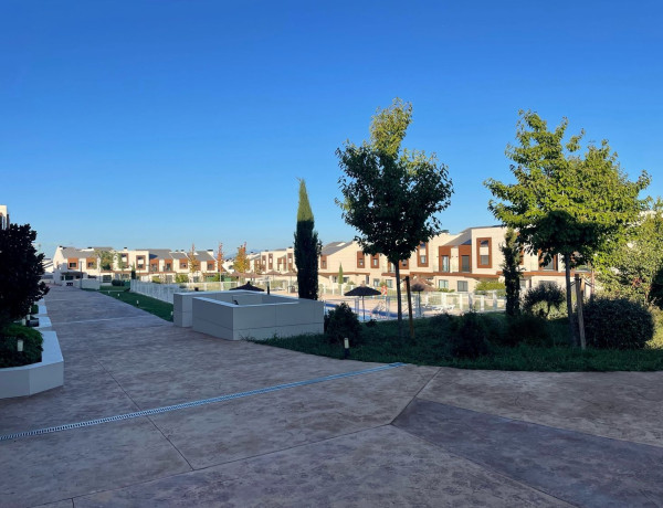 Chalet adosado en venta en avenida delta del ebro, 12