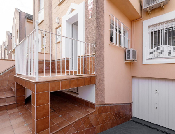 Chalet adosado en venta en calle Fedra