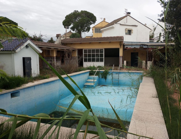 Chalet adosado en venta en Los Barrios