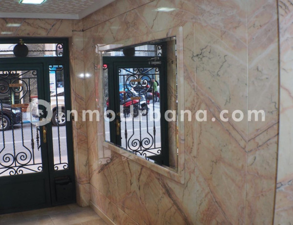 Piso en venta en calle Reina Victoria