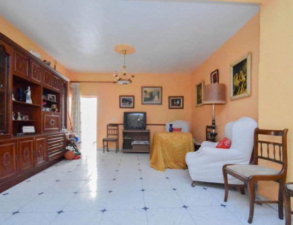 Chalet adosado en venta en calle Sevilla, 4