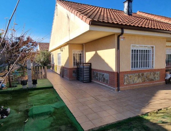 Chalet pareado en venta en avenida Olveite