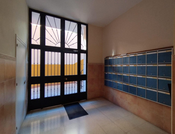 Piso en venta en avenida General López Domínguez, 6