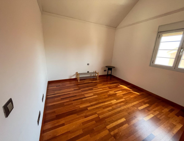 Chalet adosado en venta en calle Cedro