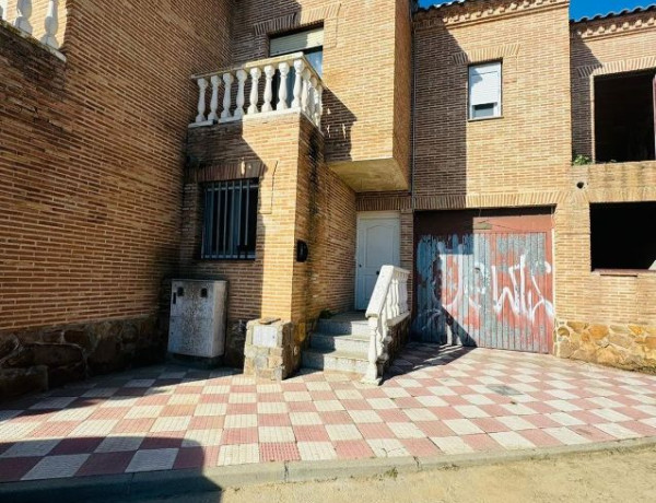 Chalet adosado en venta en calle Calvario