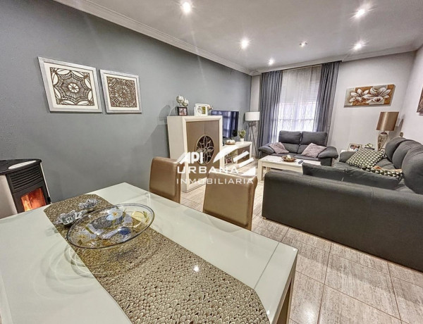 Chalet adosado en venta en calle Almería