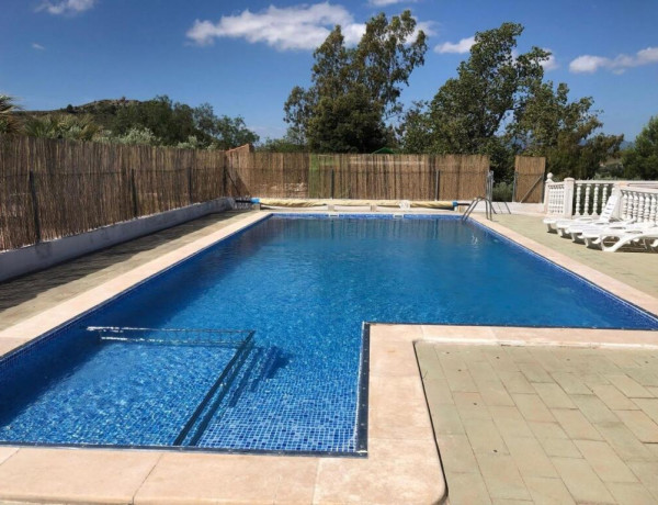 Espectacular Casa de Piedra con varias edificaciones anexas para barbacoa, office/bar, almacén, además de piscina.