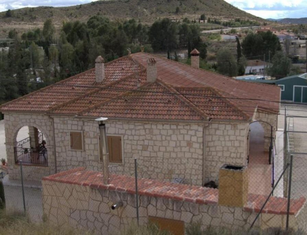 Espectacular Casa de Piedra con varias edificaciones anexas para barbacoa, office/bar, almacén, además de piscina.