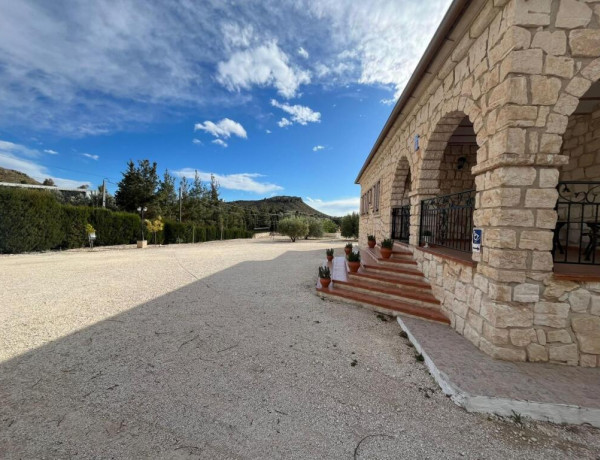 Espectacular Casa de Piedra con varias edificaciones anexas para barbacoa, office/bar, almacén, además de piscina.