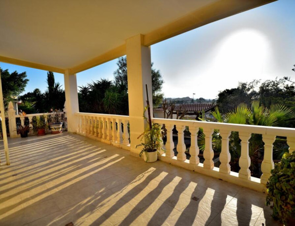 Chalet con vistas panorámicas del litoral Alicantino.