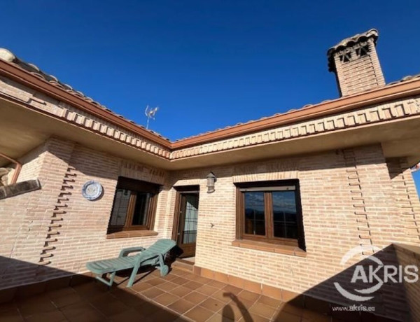 VIVIENDA UNIFAMILIAR AISLADA CON PISCINA Y JARDIN