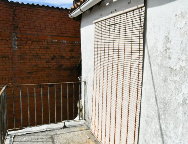 Casa de pueblo de tres plantas para reformar en el pueblo serragatino de Hoyos