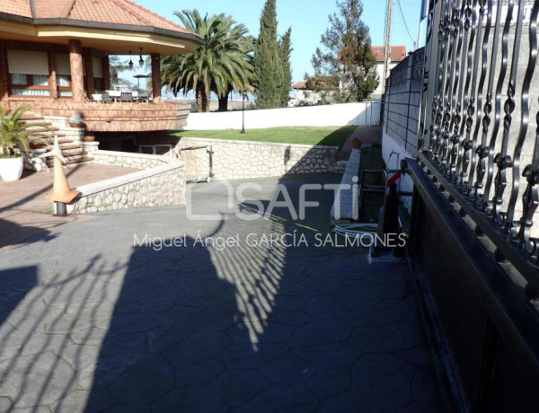 Vive la Grandeza a Minutos de Santander: Un Chalet Exclusivo, Tu Refugio de Lujo en el Corazón del Norte.