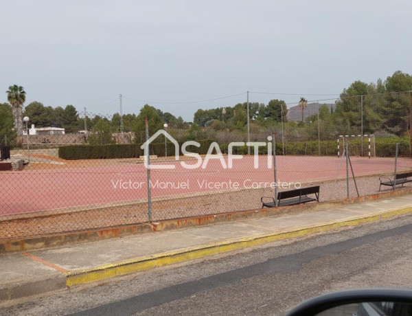 Amplio chalet independiente con piscina y jardín