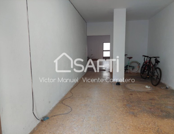 Local comercial con terraza trasera 