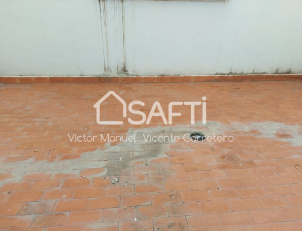 Local comercial con terraza trasera 