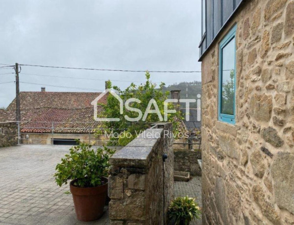 En una pequeña aldea de 4 casas a 12 minutos de Santiago de Compostela nos encontramos este refugio familiar.