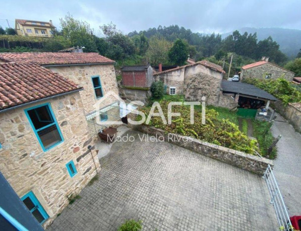 En una pequeña aldea de 4 casas a 12 minutos de Santiago de Compostela nos encontramos este refugio familiar.