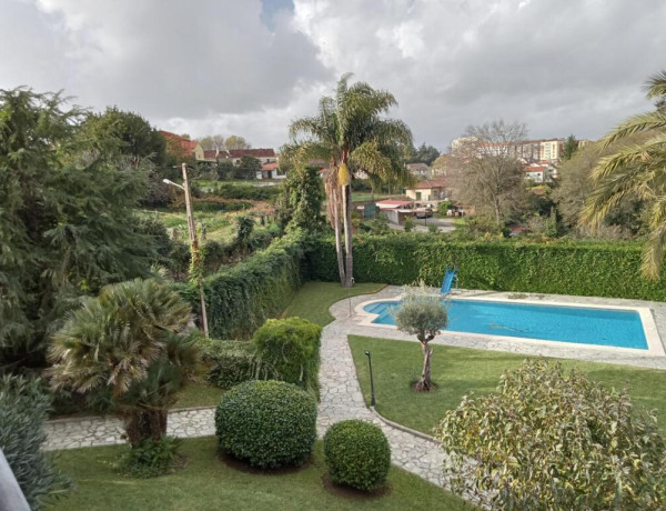 GRAN OPORTUNIDAD, excelente chalet con piscina y cancha de tenis/padel, en venta en Fontecarmoa, Vilagarcia de Arousa