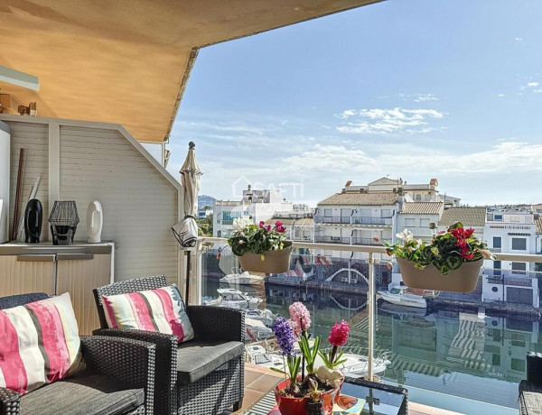 ¡Nuevo! Apartamento de dos dormitorios con vistas al canal y ascensor.