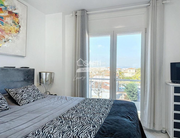 ¡Nuevo! Apartamento de dos dormitorios con vistas al canal y ascensor.