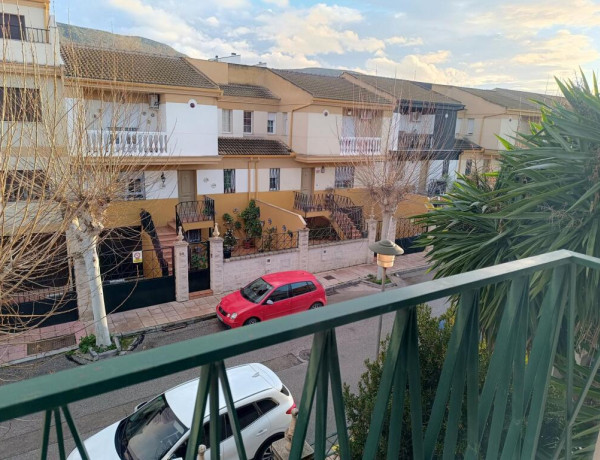 CASA ADOSADA CON GRAN COCHERA Y 2 PATIOS