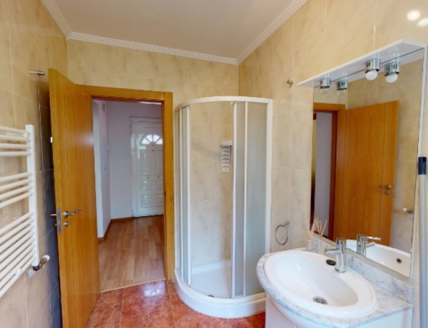 SE VENDE VIVIENDA UNIFAMILIAR CON 3 DORMITORIOS, MERENDERO, GARAJE, PARCELA  DE CASI 800 METROS CON JARDÍN Y PISCINA COMUNITARIA