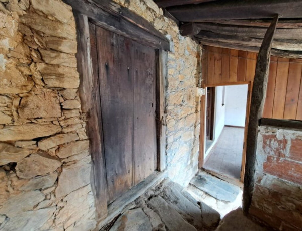 Casa de piedra para restaurar con corredor y jardín.