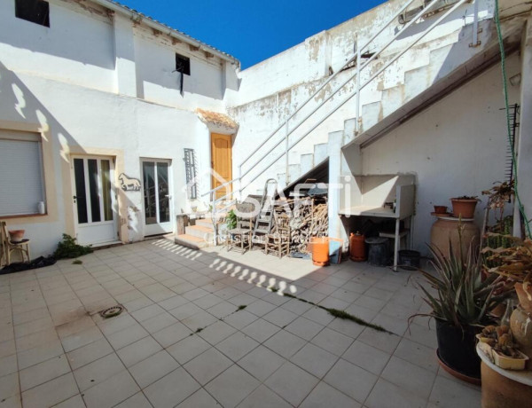 Casa de pueblo, ubicada en el corazón del campo.