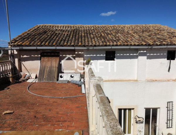 Casa de pueblo, ubicada en el corazón del campo.