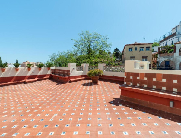 Espectacular casa unifamiliar de 3 plantas, totalmente a estrenar, con ascensor, terrazas, garaje y los mejores acabados.