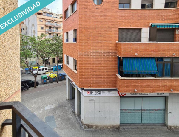 Piso con 3 habitaciones a reformar.