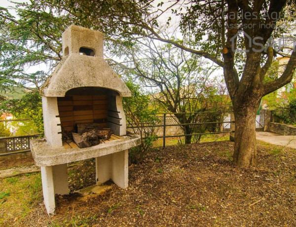 Chalet familiar, rodeado de una amplia parcela con muchas òpciones