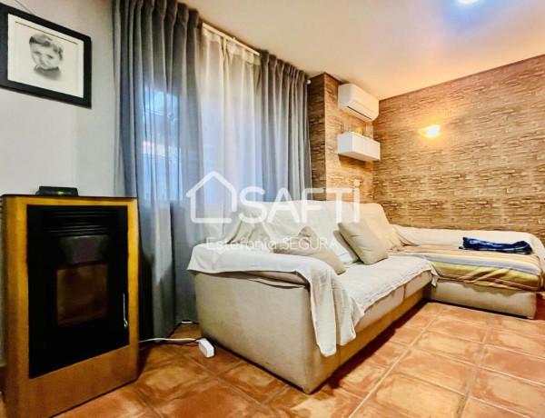 ESTUPENDA VIVIENDA UNIFAMILIAR DE TRES DORMITORIOS Y DOS CUARTOS DE BAÑO CON PATIO, BALCÓN Y BUHARDILLA