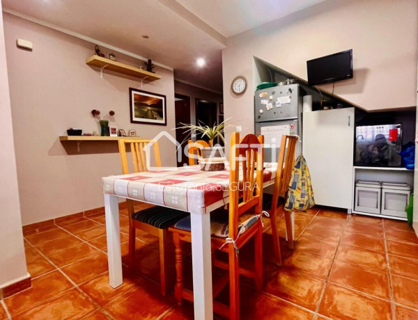 ESTUPENDA VIVIENDA UNIFAMILIAR DE TRES DORMITORIOS Y DOS CUARTOS DE BAÑO CON PATIO, BALCÓN Y BUHARDILLA