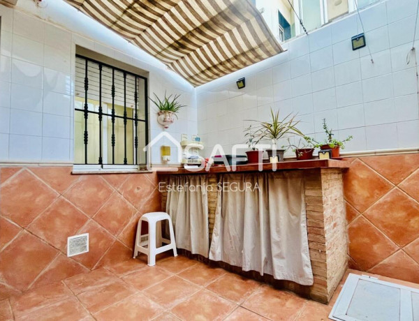 ESTUPENDA VIVIENDA UNIFAMILIAR DE TRES DORMITORIOS Y DOS CUARTOS DE BAÑO CON PATIO, BALCÓN Y BUHARDILLA