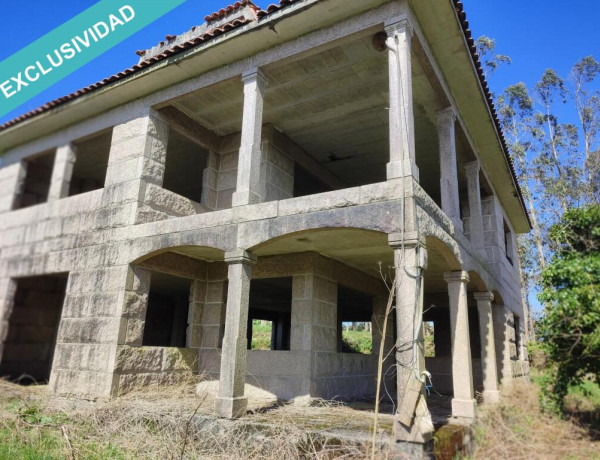 Vende casa de piedra sin terminar en As Travesas