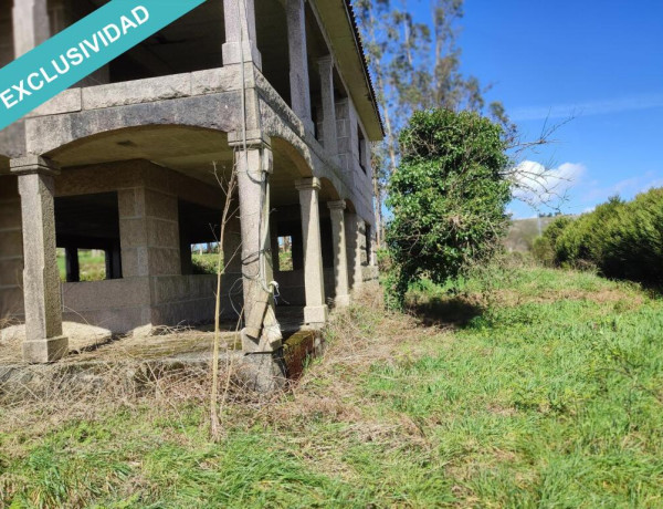 Vende casa de piedra sin terminar en As Travesas