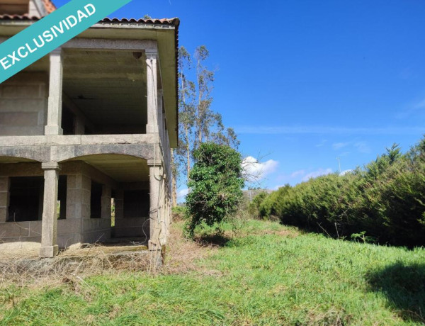 Vende casa de piedra sin terminar en As Travesas