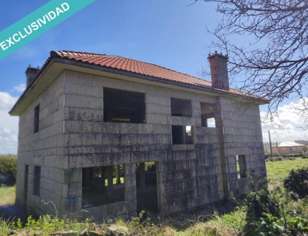 Vende casa de piedra sin terminar en As Travesas