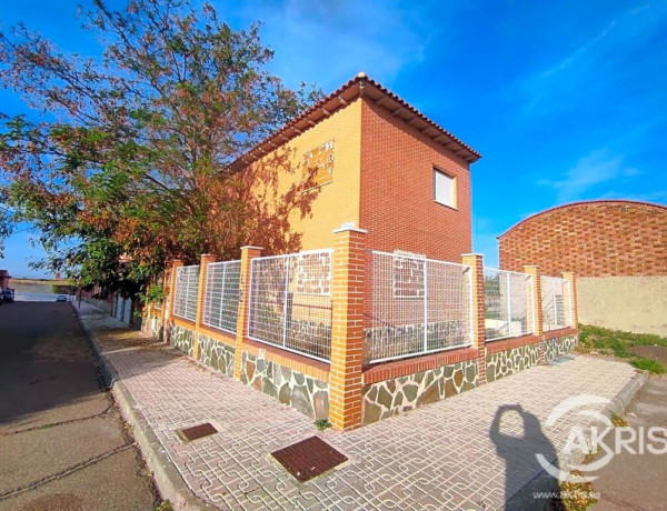 Venta de casa adosada en Sto. Domingo - Caudilla